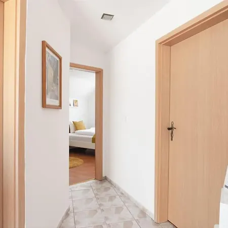 Bright&cozy Flat+balcony Near Airport Free Parking Apartment *