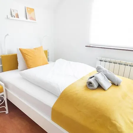 Bright&cozy Flat+balcony Near Airport Free Parking Apartment