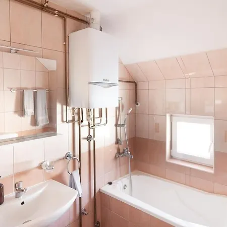 Bright&cozy Flat+balcony Near Airport Free Parking Apartment