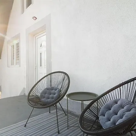 Bright&cozy Flat+balcony Near Airport Free Parking Apartment
