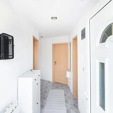 Bright&cozy Flat+balcony Near Airport Free Parking 塞拉耶佛