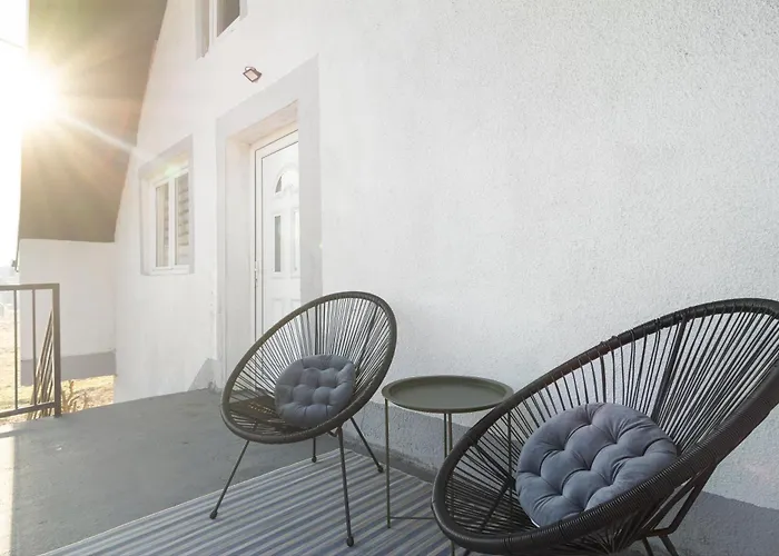 Bright&cozy Flat+balcony Near Airport Free Parking 公寓