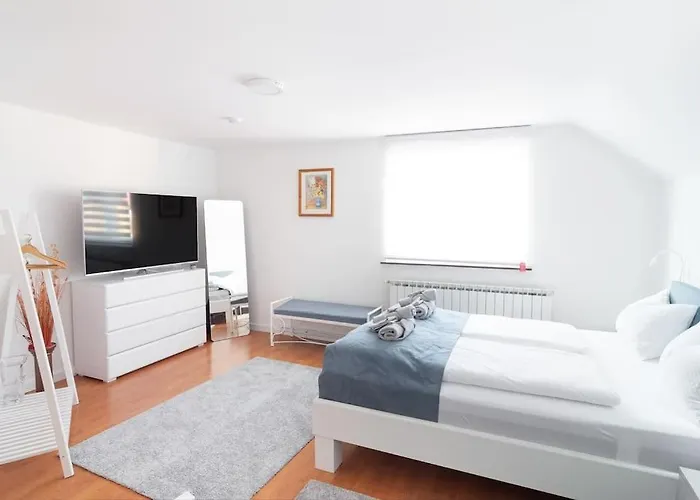 Bright&cozy Flat+balcony Near Airport Free Parking *