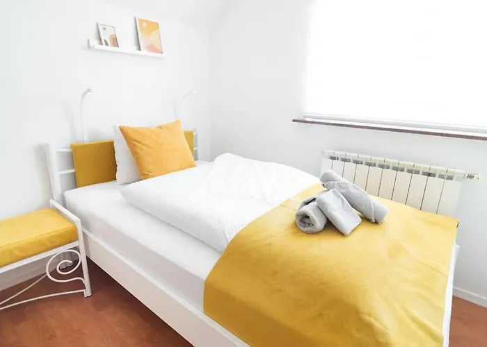 Bright&cozy Flat+balcony Near Airport Free Parking 公寓