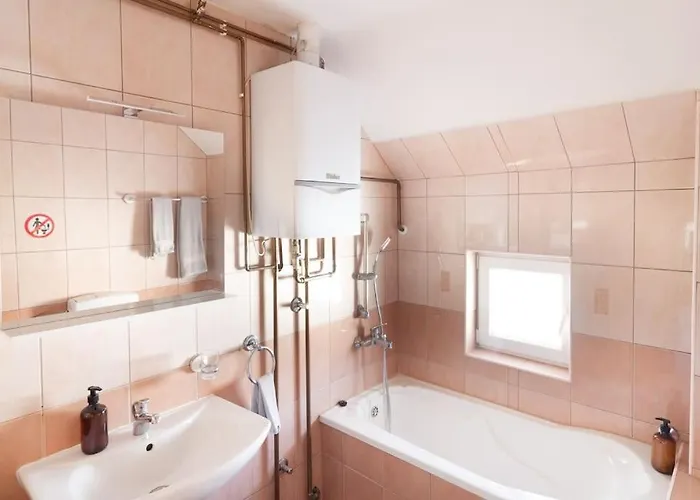 Bright&cozy Flat+balcony Near Airport Free Parking 公寓