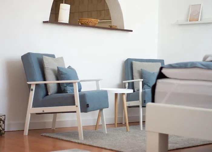 Bright&cozy Flat+balcony Near Airport Free Parking 公寓